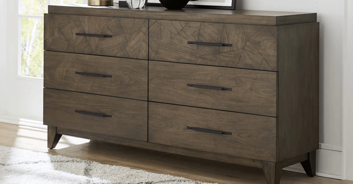 Broderick Echtholzkommode von Modus Furniture.